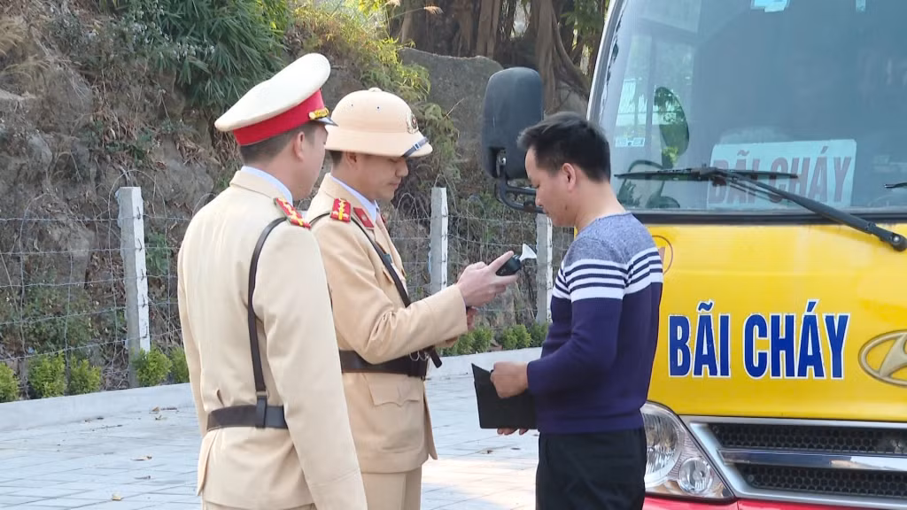 Công an huyện Vân Đồn tổ chức kiểm tra nồng độ cồn đối với lái xe lưu thông trên địa bàn.