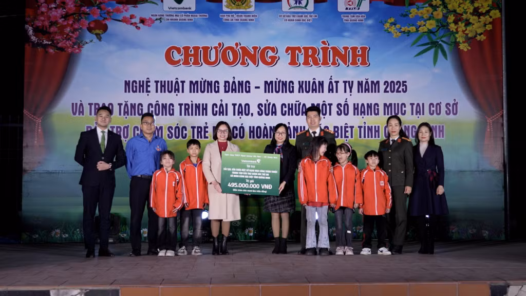 Đại diện các nhà tài trợ trao tặng kinh phí cải tạo, sửa chữa một số hạng mục tại Cơ sở bảo trợ chăm sóc trẻ em có hoàn cảnh đặc biệt tỉnh Quảng Ninh.