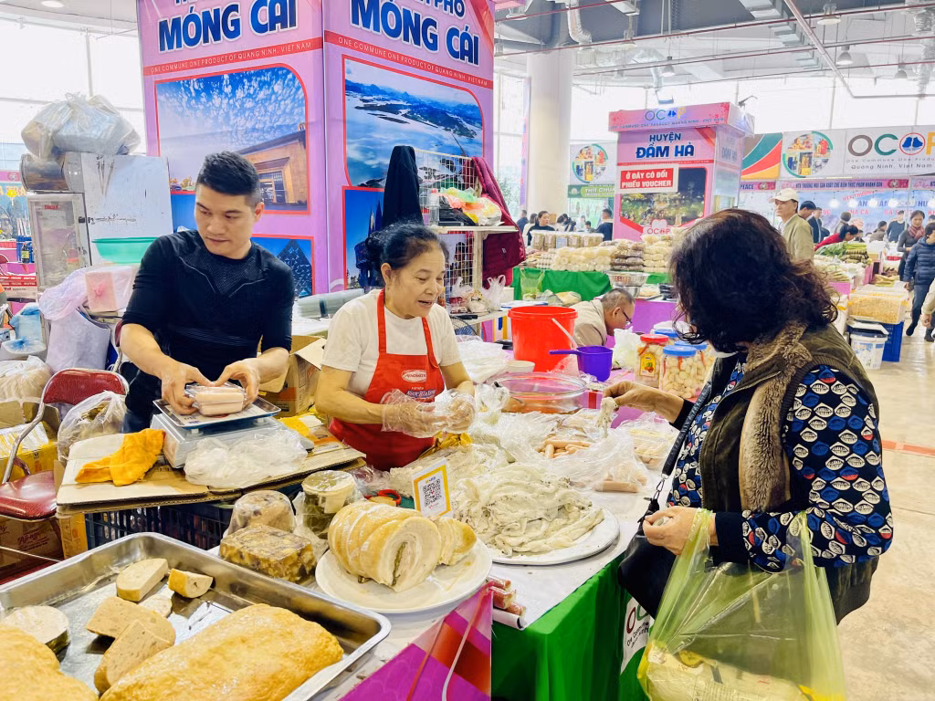 Trong hai ngày đầu diễn ra hội chợ, những sản phẩm được người tiêu dùng ưa chuộng, mua sắm nhiều nhất là những sản phẩm đặc trưng của các địa phương trên địa bàn tỉnh.