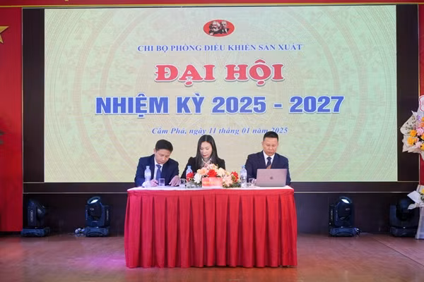 Đoàn Chủ tịch điều hành tại Đại hội Chi bộ Phòng Điều khiển sản xuất.