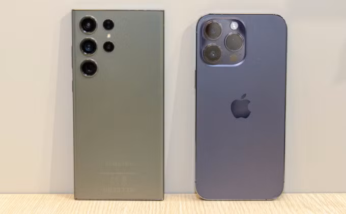 Galaxy S23 Ultra và iPhone 14 Pro Max. Ảnh: Huy Đức
