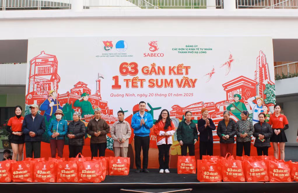 Đồng chí Nguyễn Thế Minh, Bí thư Tỉnh Đoàn cùng đại diện lãnh đạo SABECO trao tặng quà tết cho người lao động có hoàn cảnh khó khăn.