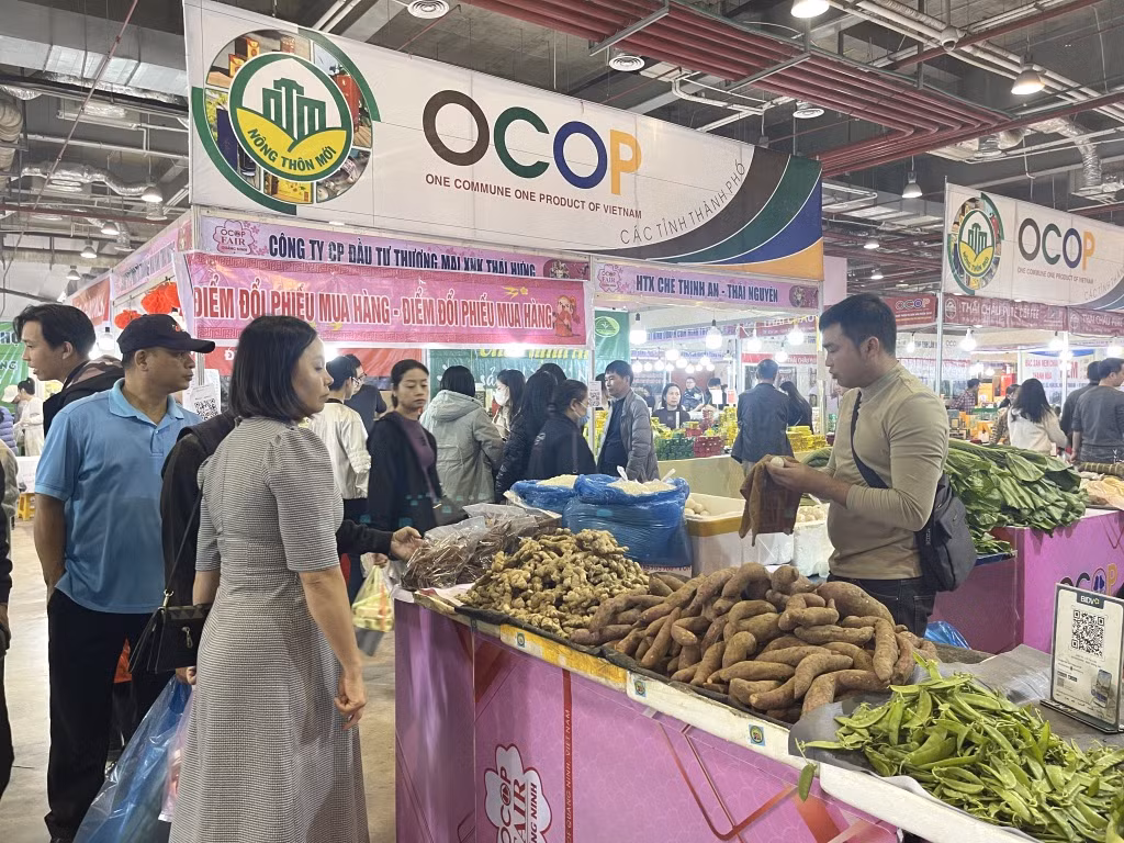 Người dân mua sắm tại Hội chợ OCOP Xuân 2025.
