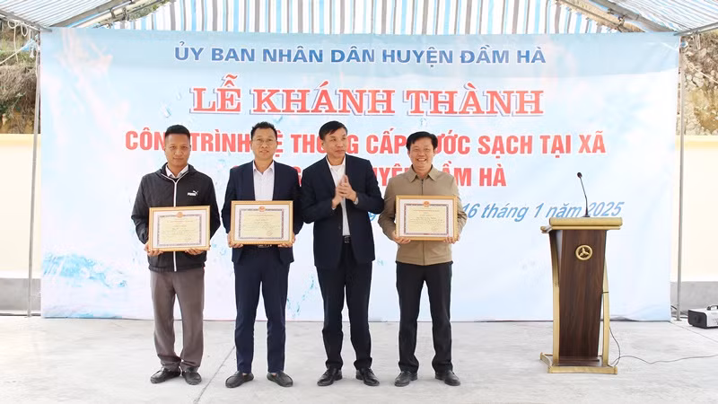 UBND huyện khen thưởng cho 3 tập thể và 5 cá nhân có thành tích xuất sắc trong triển khai xây dựng công trình nước sạch tại xã Quảng An.