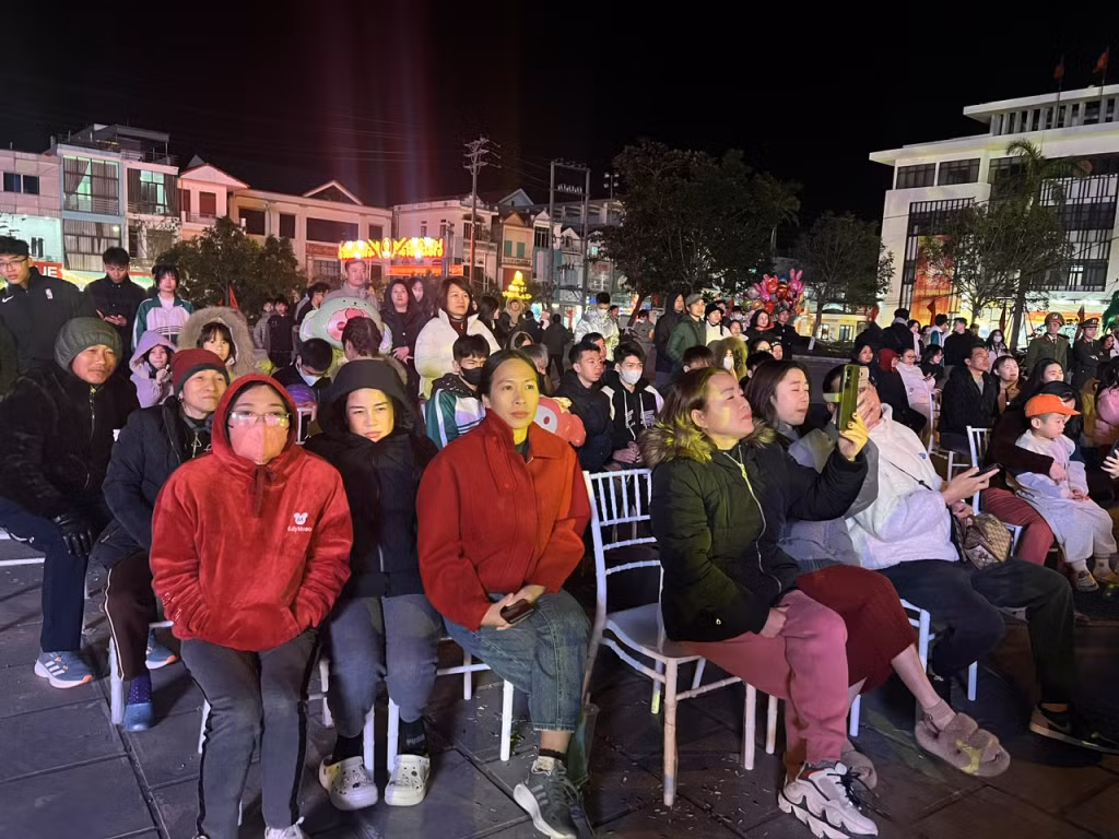 Đông đảo người dân đến xem chương trình nghệ thuật, pháo hoa, chờ đón giao thừa.