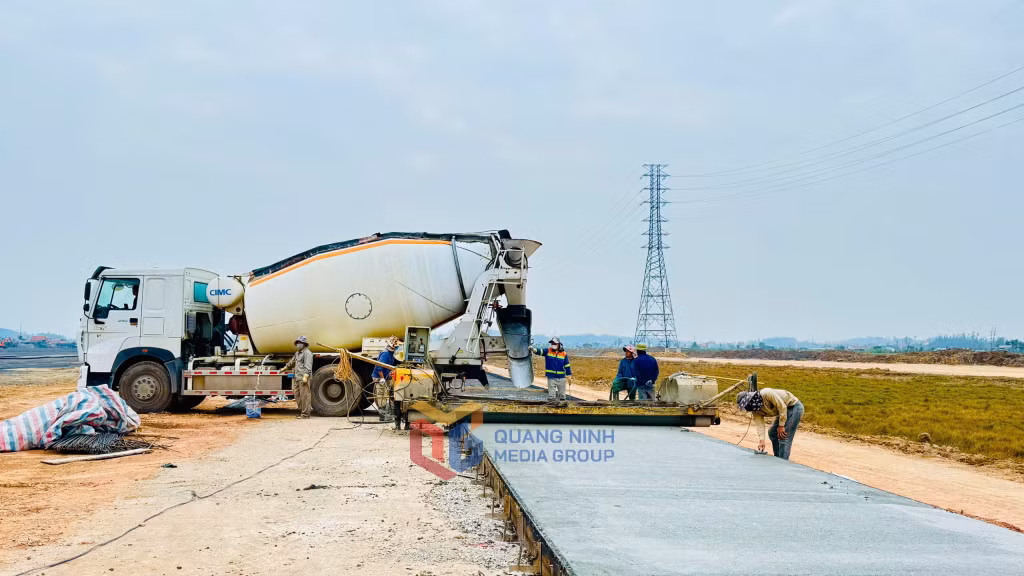 Đơn vị nhà thầu đang tích cực thi công tuyến đường nội bộ đấu nối các khu chức năng chính của KCN Sông Khoai. Ảnh: Mạnh Trường