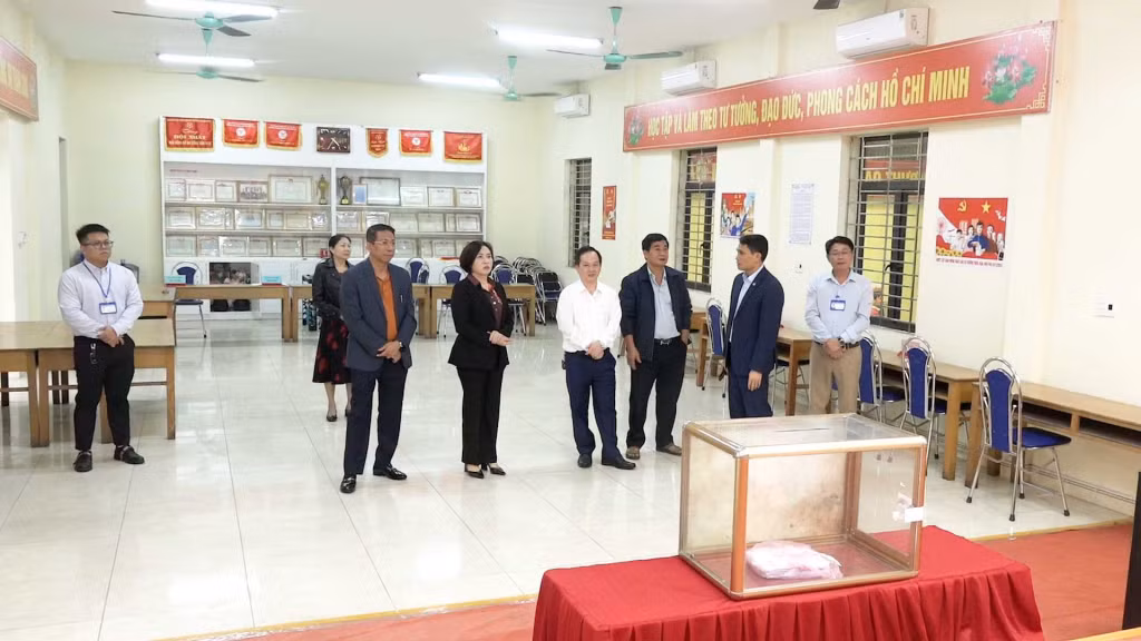 Đoàn công tác Thành ủy kiểm tra công tác chuẩn bị bầu cử trưởng thôn, khu tại phường Quang Hanh. (Chụp tháng 12/2024). Ảnh: Phương Thảo (CTV)