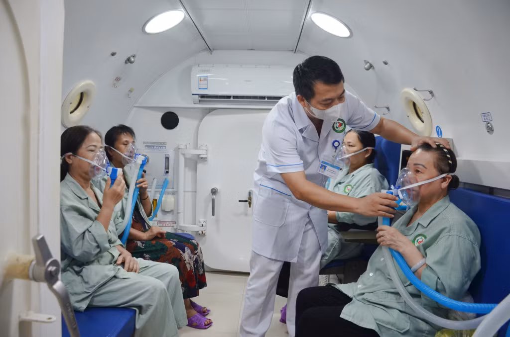 Người bệnh khám chữa bệnh tại Bệnh viện Y dược cổ truyền tỉnh.