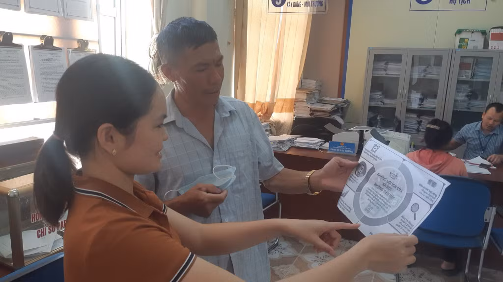 Người dân xã Tân Lập, huyện Đầm Hà trao đổi thông tin về các nền tảng ứng dụng công nghệ số.