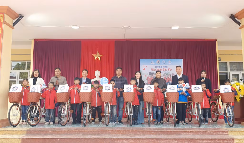 Trao xe đạp và quà cho các em học sinh có hoàn cảnh khó khăn tại Trường tiểu học Quảng Sơn II (huyện Hải Hà).