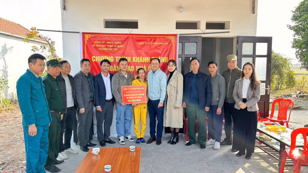 Bàn giao nhà ở cho bà Nguyễn Thị Yên hộ gia đình có hoàn cảnh khó khăn tại phường Hải Yên.