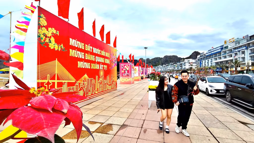 Trong tiết Xuân với mưa bay nhè nhẹ, không gian rực rỡ sắc cờ hoa và những nụ cười tươi vui, hạnh phúc hứa hẹn hứa hẹn một năm mới Ất Tỵ nhiều bình an, hạnh phúc đến với mọi người, mọi nhà.