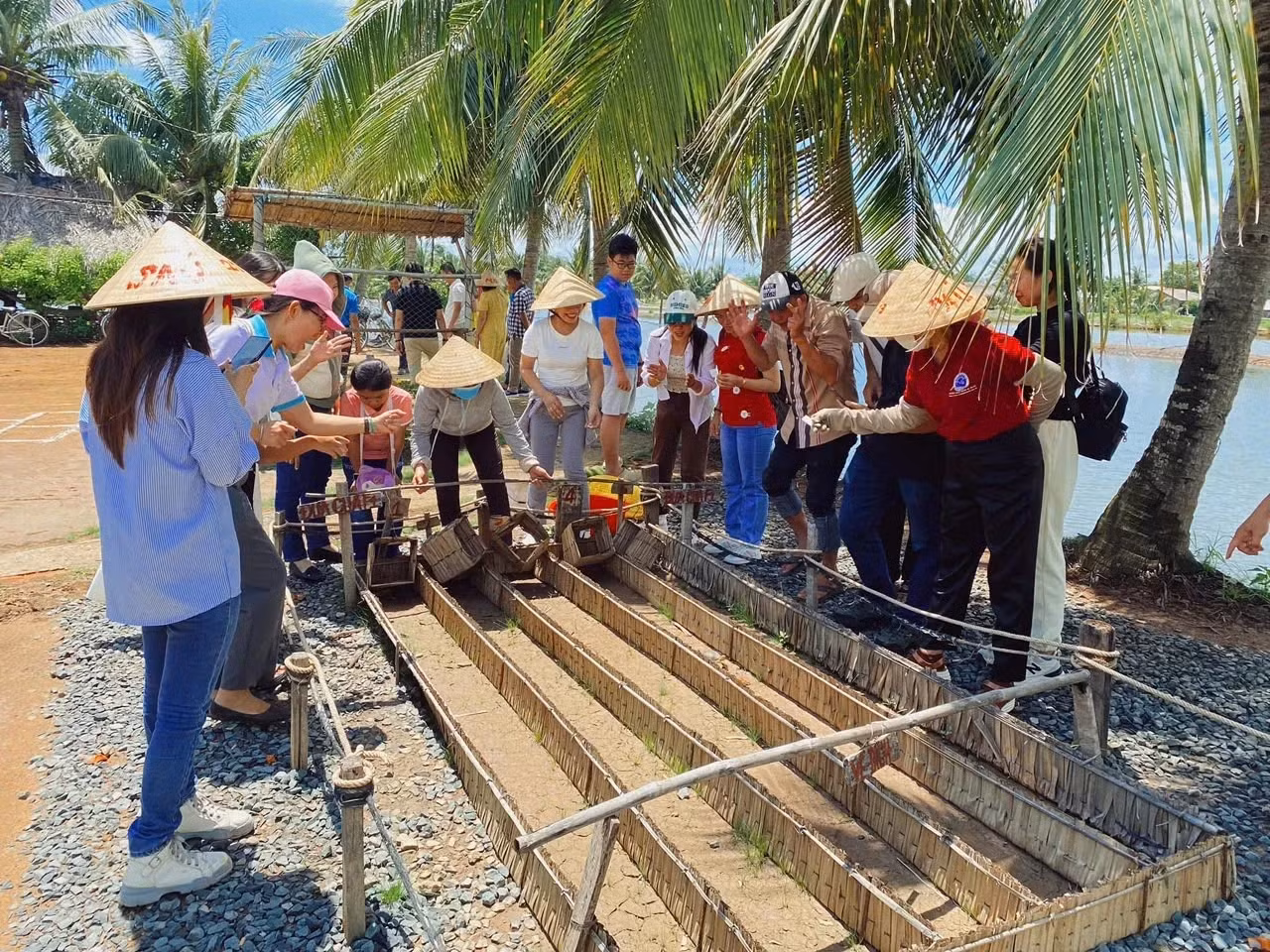 Du khách xem đua cua tại điểm du lịch cộng đồng Cồn Chim (Trà Vinh). Ảnh: Dương Đức Minh.