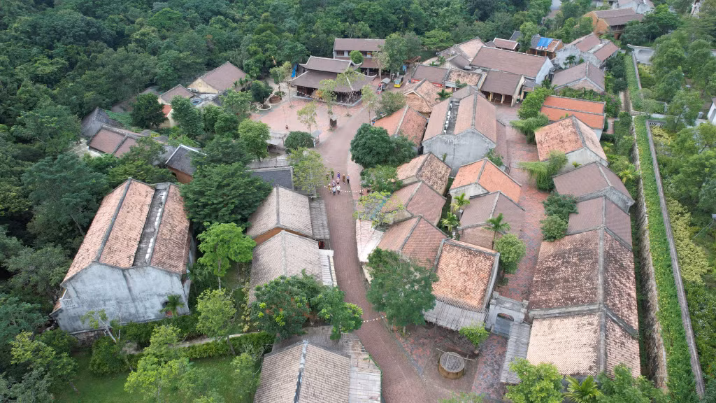 Làng Nương nằm trong quần thể Trung tâm Văn hoá Trúc Lâm được doanh nghiệp đầu tư tại khu di tích - danh thắng Yên Tử (TP Uông Bí).