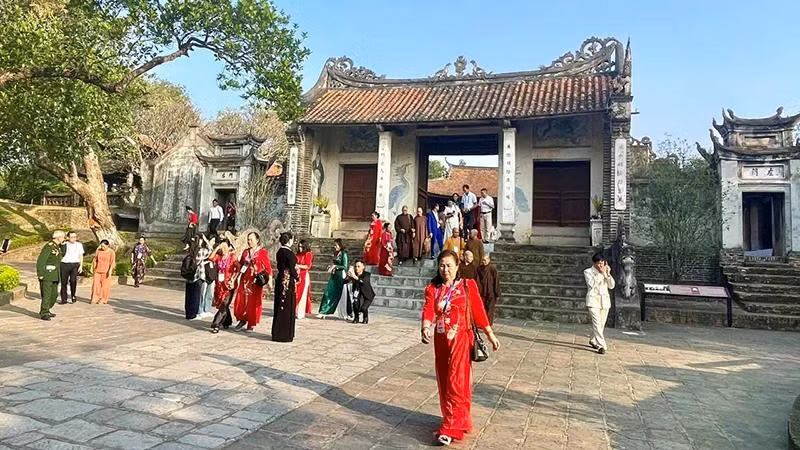 Du khách tham quan Khu di tích Cổ Loa (Đông Anh, Hà Nội).