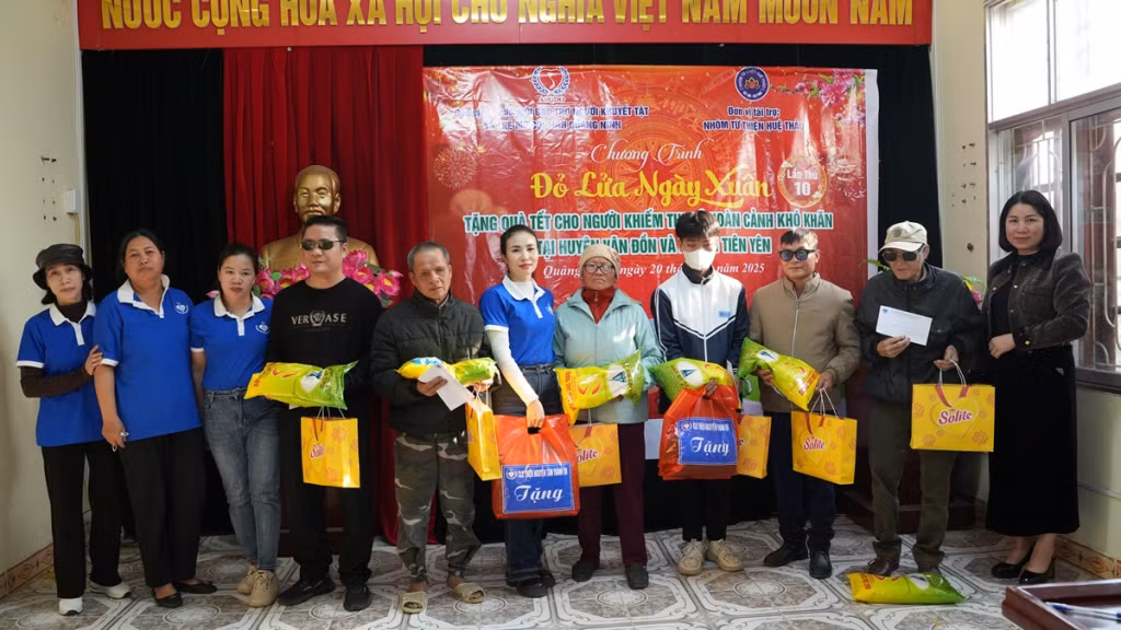 Nhóm thiện nguyện Tâm Thành trao tặng quà cho hội viên người mù huyện Tiên Yên.