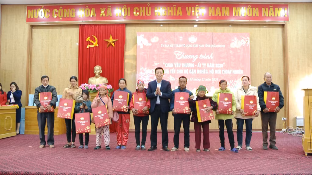 Đồng chí Nguyễn Văn Hồi, Trưởng Ban Dân vận Tỉnh ủy, Chủ tịch Ủy ban MTTQ tỉnh tặng quà Tết cho người dân trên địa bàn huyện Tiên Yên trong chương trình "Xuân yêu thương - Ất Tỵ năm 2025".