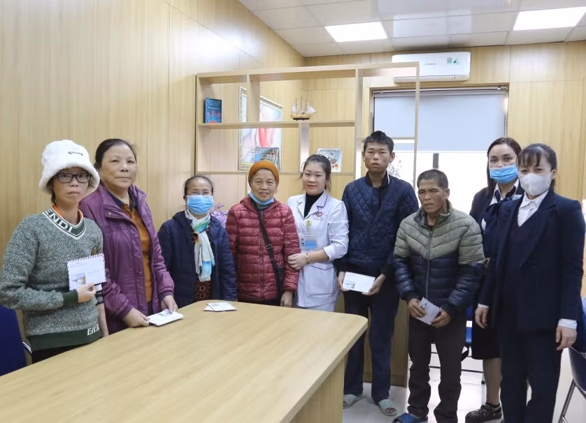 Bệnh viện Đa khoa tỉnh đã vận động các tổ chức, các nhà hảo tâm trao tặng quà Tết (gần 100 triệu đồng) cho người bệnh có hoàn cảnh khó khăn đang điều trị tại Bệnh viện.
