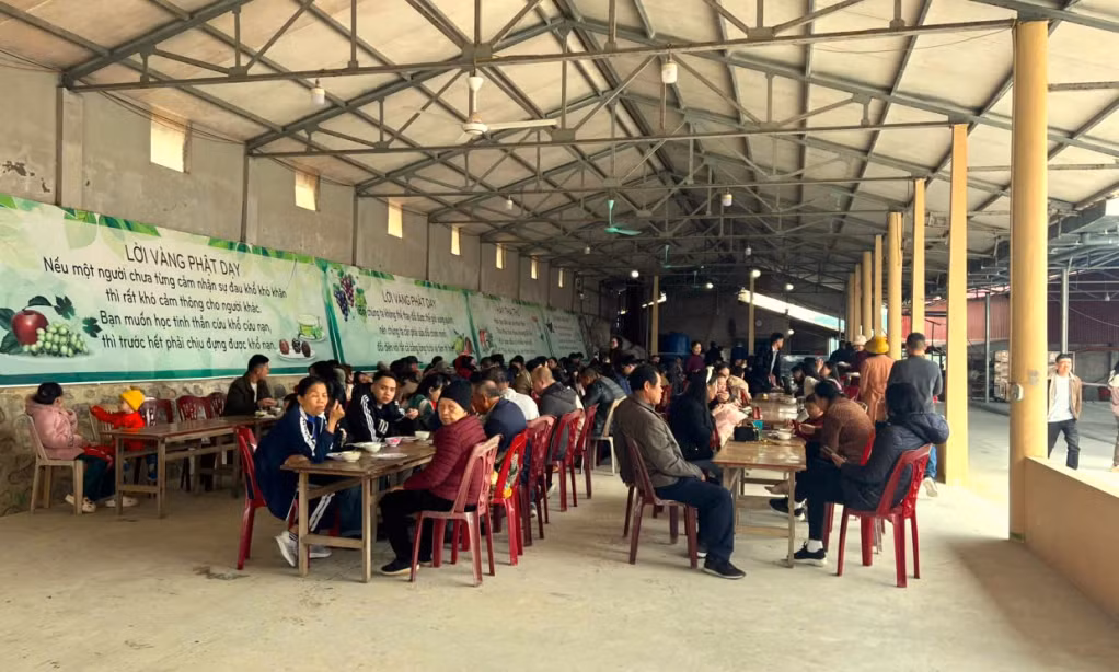 Sau khi tham quan, chiêm bái du khách dùng cơm chay miễn phí tại chùa