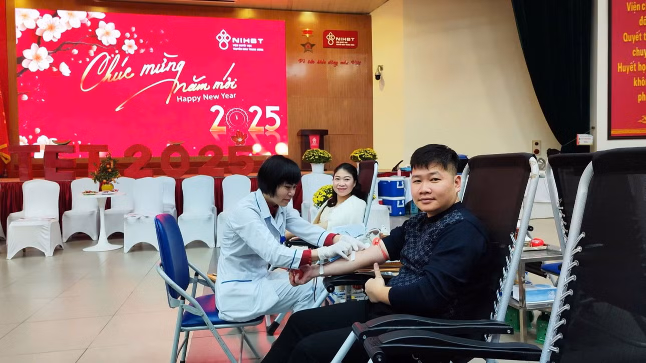 Nhân viên y tế của Viện Máu tham gia hiến máu ngay sau ca trực ngày đầu năm.