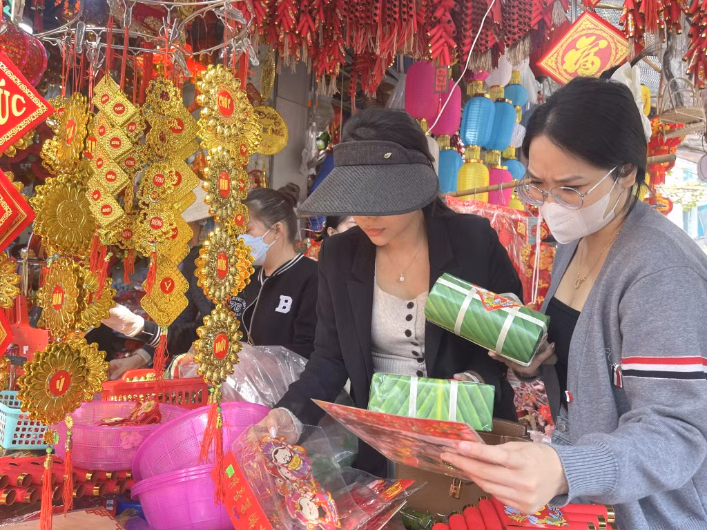 Năm nay, mặt hàng trang trí Tết sản xuất trong nước khá phong phú, nhiều người lựa chọn.