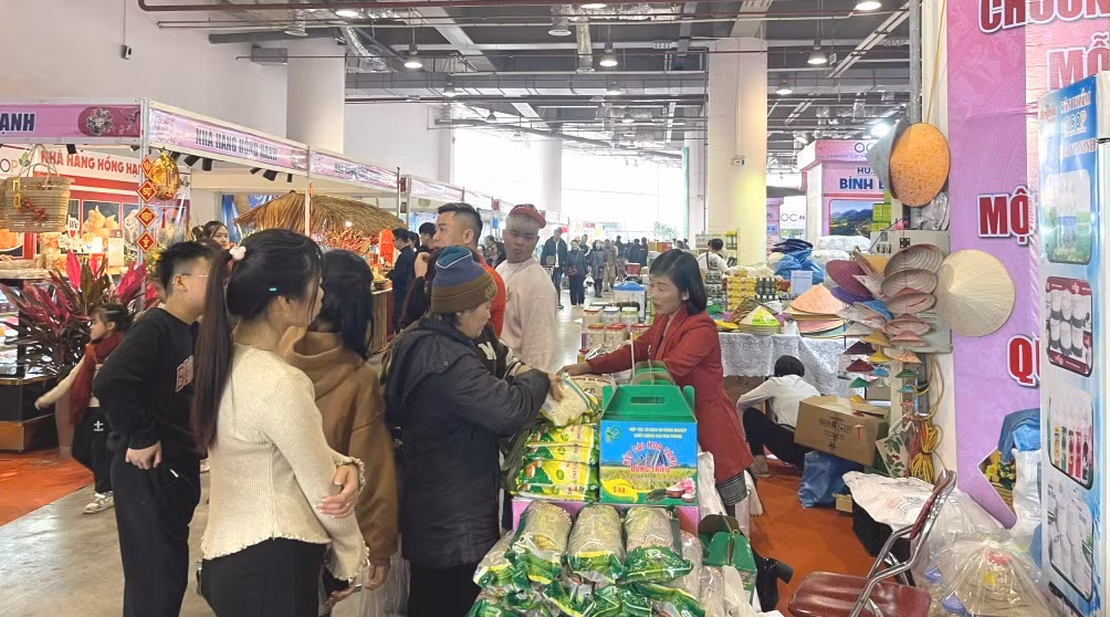 Hội chợ OCOP Quảng Ninh - Xuân 2025 thu hút đông người dân, du khách đến tham quan, mua sắm.