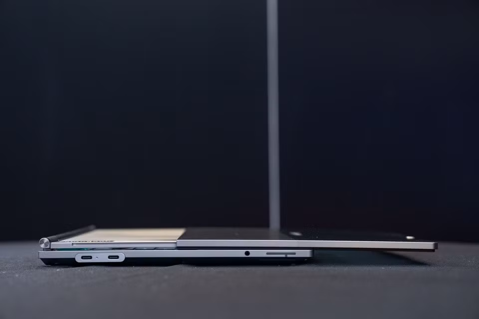 Ngoài thiết kế nổi bật, thông số kỹ thuật của ThinkBook Plus Gen 6 tương tự các dòng laptop doanh nhân với chip Intel Core Ultra 7 Series 2, GPU Intel Arc, SSD tối đa 1 TB, RAM DDR5x tối đa 32 GB và Wi-Fi 7. Sản phẩm chỉ có 2 cổng Thunderbolt 4 và cổng tai nghe 3,5 mm. Người dùng có 2 tùy chọn trợ lý AI gồm AI Now của Lenovo hoặc Microsoft Copilot. Ảnh: The Verge.