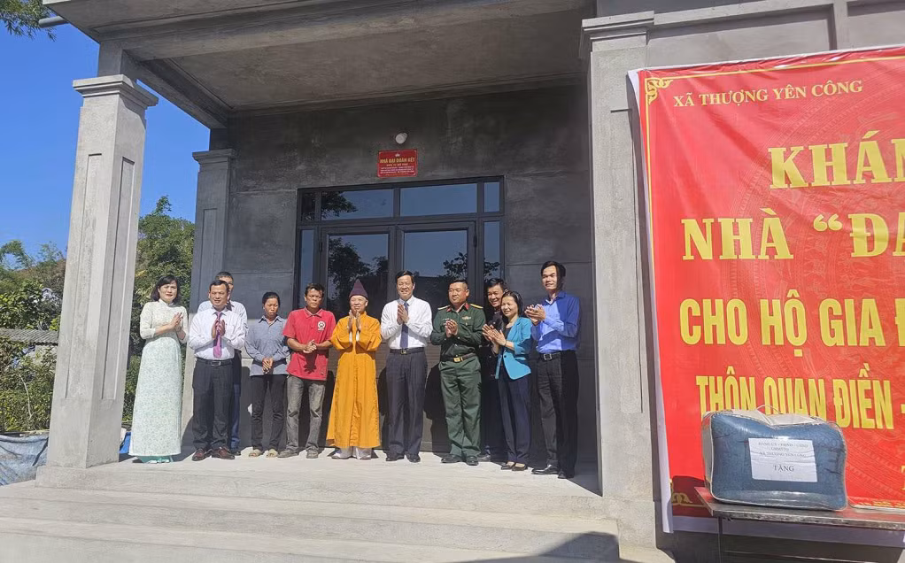 Ủy ban MTTQ TP Uông Bí, các cơ quan, đoàn thể, doanh nghiệp, nhà hảo tâm chúc mừng gia đình anh Lý Văn Hiến (thôn Quan Điền - Khe Thần, xã Thượng Yên Công) có ngôi nhà mới