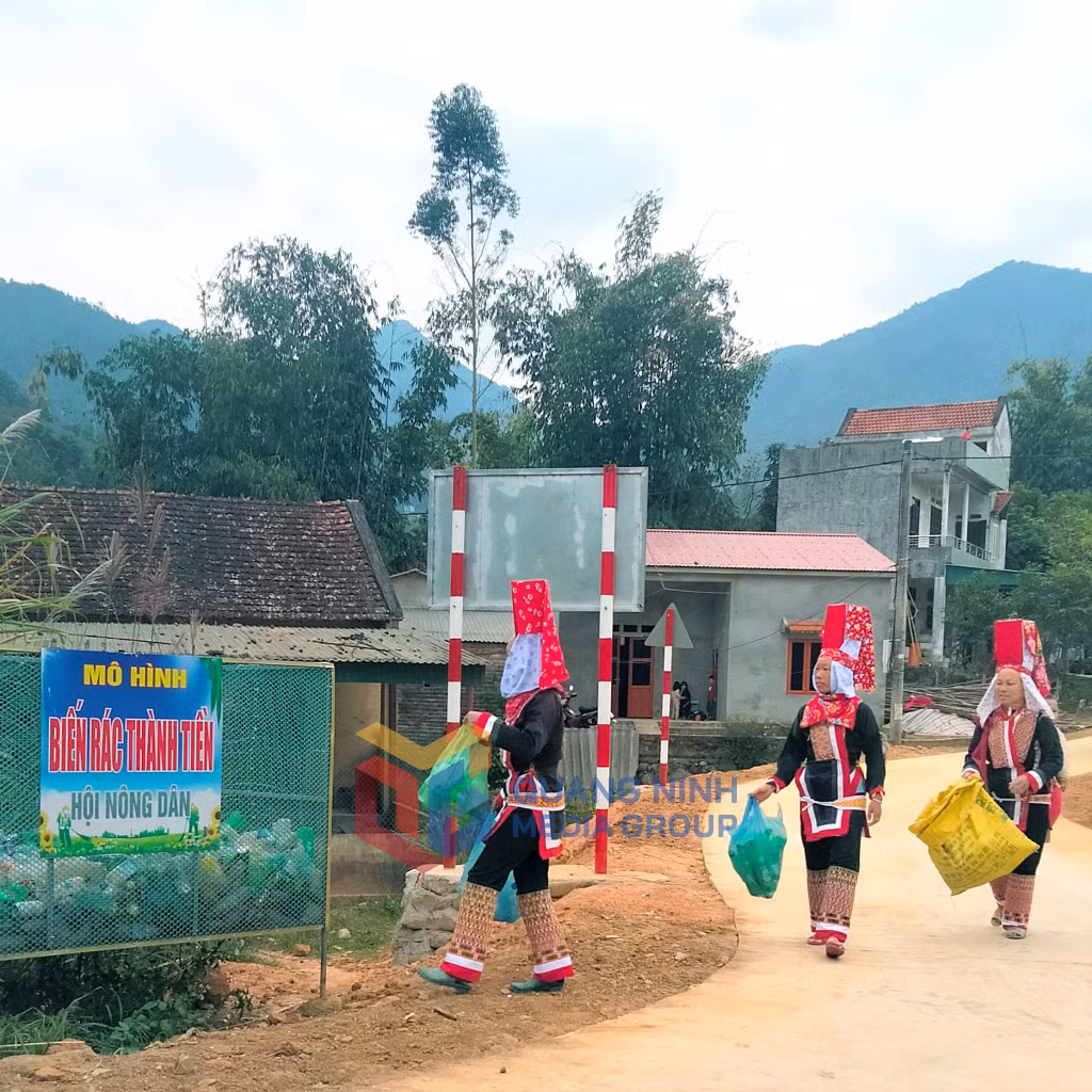 Phụ nữ huyện Bình Liêu tham gia bảo vệ môi trường (1-2025). Ảnh: PV