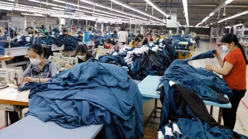 Xuất khẩu dệt may duy trì tốc độ tăng trưởng bất chấp các biện pháp phòng vệ thương mại, thể hiện tính cạnh tranh cao của nhóm hàng dệt may nước ta tại thị trường Indonesia. (Ảnh minh họa: TTXVN)