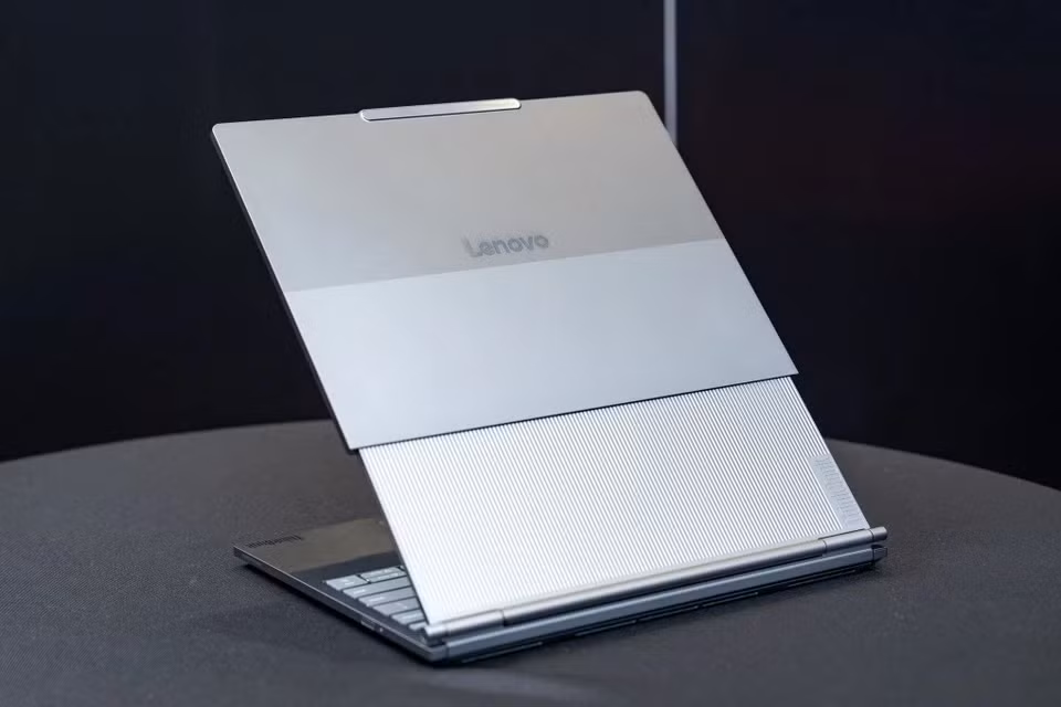 Mất khoảng 10 giây để laptop mở rộng hoặc thu hẹp màn hình. Theo The Verge, tiếng động cơ không quá lớn nhưng vẫn đủ gây chú ý nếu môi trường yên tĩnh. Trong quá trình cuộn, màn hình còn phát hiệu ứng động và âm thanh. Ảnh: The Verge.