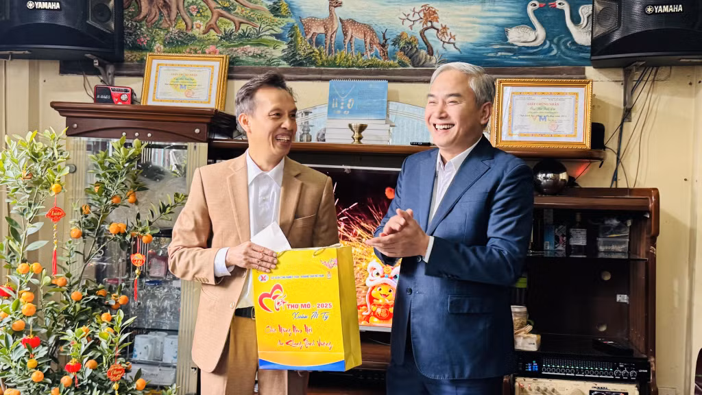 Ông Vũ Anh Tuấn, Tổng Giám đốc TKV (phải) thăm, chúc Tết gia đình công nhân Công ty CP Chế tạo máy - Vinacomin.