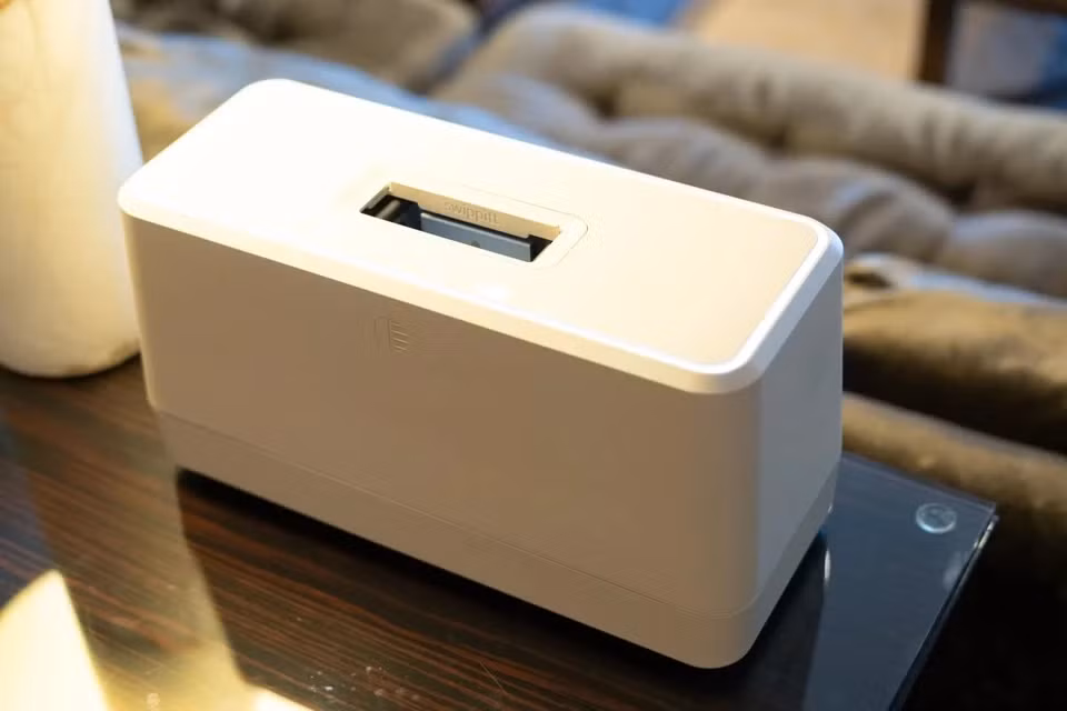 Swippitt là một hệ thống "sạc" điện thoại độc đáo mới được giới thiệu tại Triển lãm Điện tử Tiêu dùng (CES) 2025. Thiết bị này có thiết kế giống như một máy nướng bánh mì, với khả năng thay pin cho điện thoại chỉ trong 2 giây.