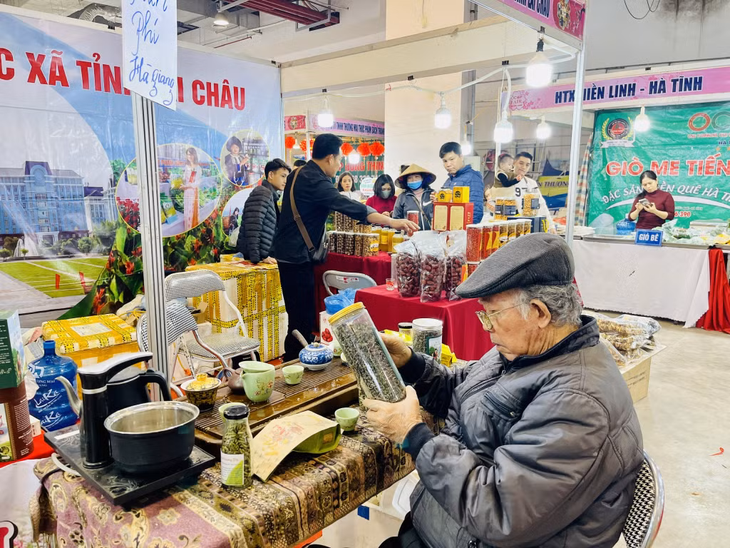 Cụ ông thưởng thức các sản phẩm trà ngon tại gian hàng tỉnh Lai Châu.