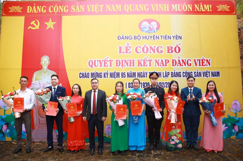 Lãnh đạo Huyện ủy Tiên Yên trao quyết định kết nạp đảng viên cho 8 quần chúng ưu tú.