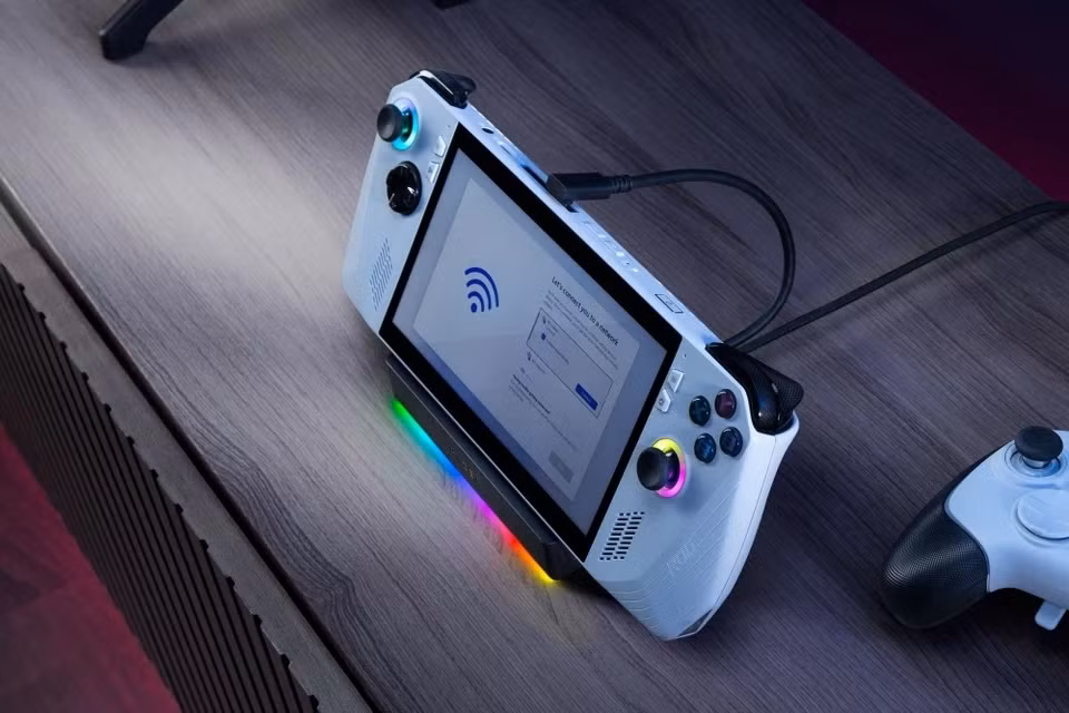Biến máy game cầm tay thành “Nintendo Switch”. Với giá 80 USD, Razer Handheld Dock Chroma có thể biến smartphone, tablet hoặc máy game cầm tay thành thiết bị để bàn (console) với khả năng cấp nguồn 100 W. Tương tự đế Steam Deck hay Nintendo Switch, sản phẩm cho phép xuất hình ảnh ra màn hình ngoài bằng HDMI, bổ sung cổng USB-C, USB-A, Ethernet để tăng cường trải nghiệm. Ảnh: Razer.