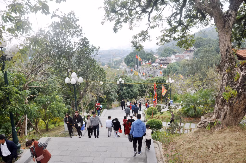 Du khách tham quan tại khu vực đền Cửa Ông, TP Cẩm Phả.