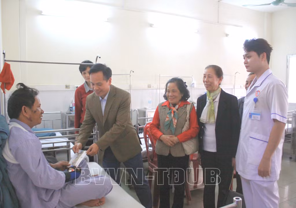 Bệnh viện Việt Nam - Thụy Điển Uông Bí phối hợp cùng các đơn vị, tổ chức, nhà hảo tâm trao 225 suất quà, tổng trị giá hơn 67 triệu đồng, đến người bệnh có hoàn cảnh khó khăn đang điều trị nội trú tại Bệnh viện. Ảnh do Bệnh viện cung cấp.