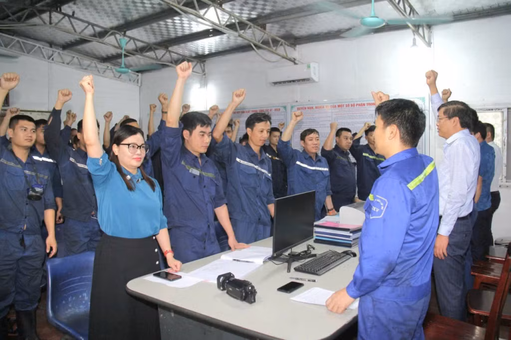 Công ty Xây lắp mỏ đang phát động nhiều phong trào thi đua đẩy nhanh tiến độ đào lò phục vụ sản xuất.