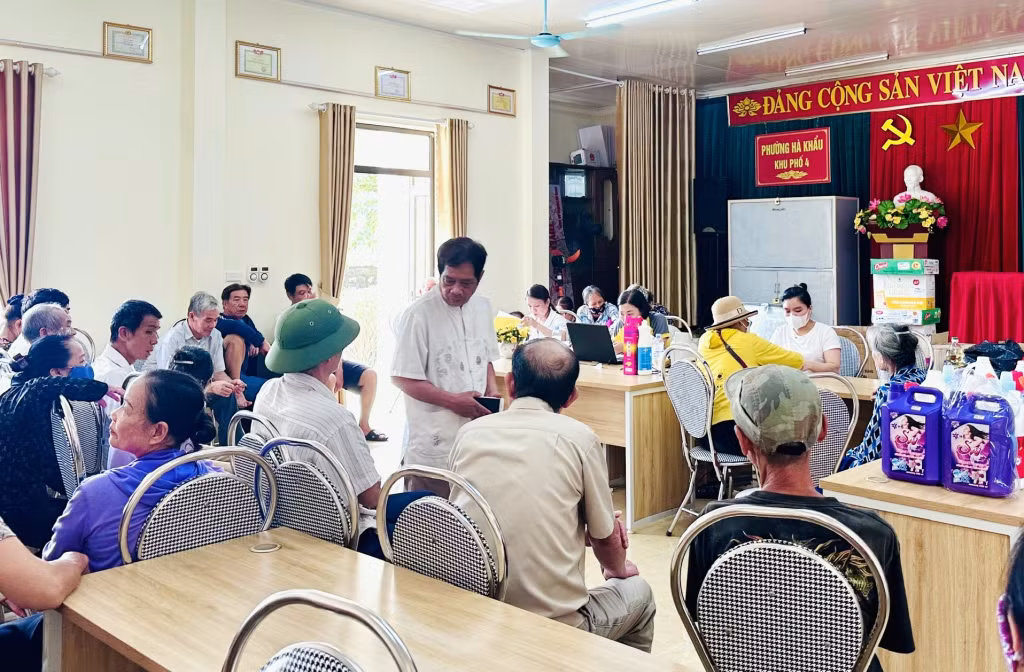 Người nhận lương hưu bằng tiền mặt đến điểm chi trả tại Nhà văn hóa Khu phố 4, phường Hà Khẩu (TP Hạ Long) tháng 1/2025.