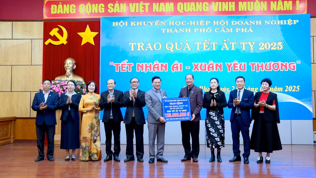 Hiệp hội Doanh nghiệp TP Cẩm Phả trao 125 triệu đồng tặng học sinh hiếu học có hoàn cảnh khó khăn nhân dịp Tết Nguyên đán Ất Tỵ 2025.