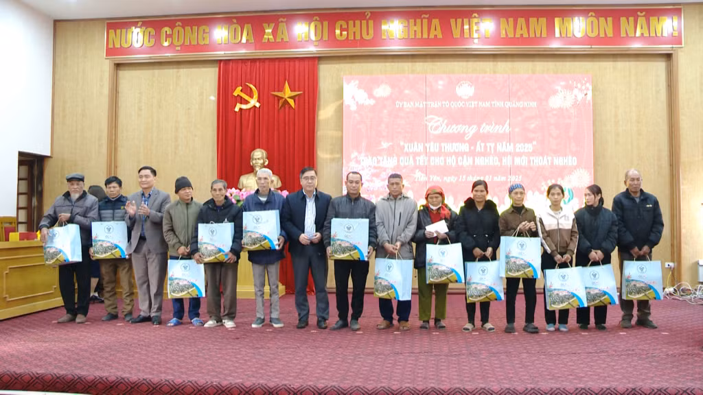 Lãnh đạo huyện Tiên Yên tặng quà cho các gia đình cận nghèo, mới thoát nghèo, người có uy tín trên địa bàn huyện Tiên Yên.