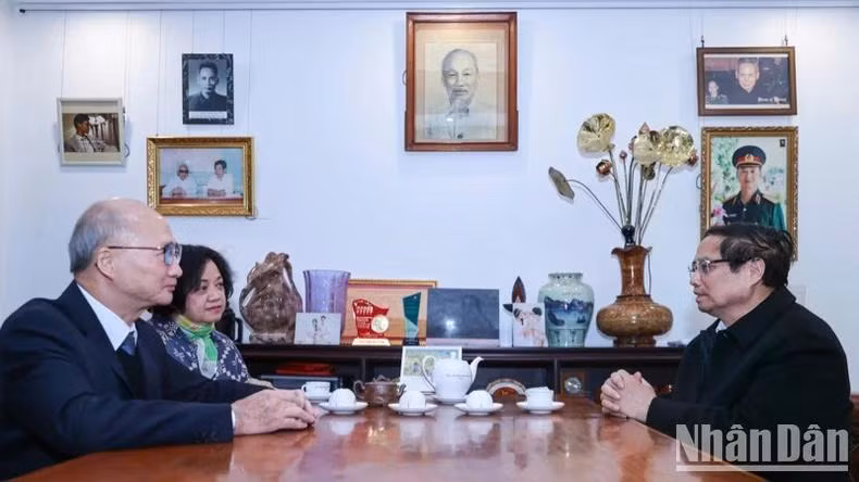 Thủ tướng Phạm Minh Chính ân cần thăm hỏi, chúc Tết thân nhân gia đình cố Thủ tướng Phạm Văn Đồng. (Ảnh: TRẦN HẢI)