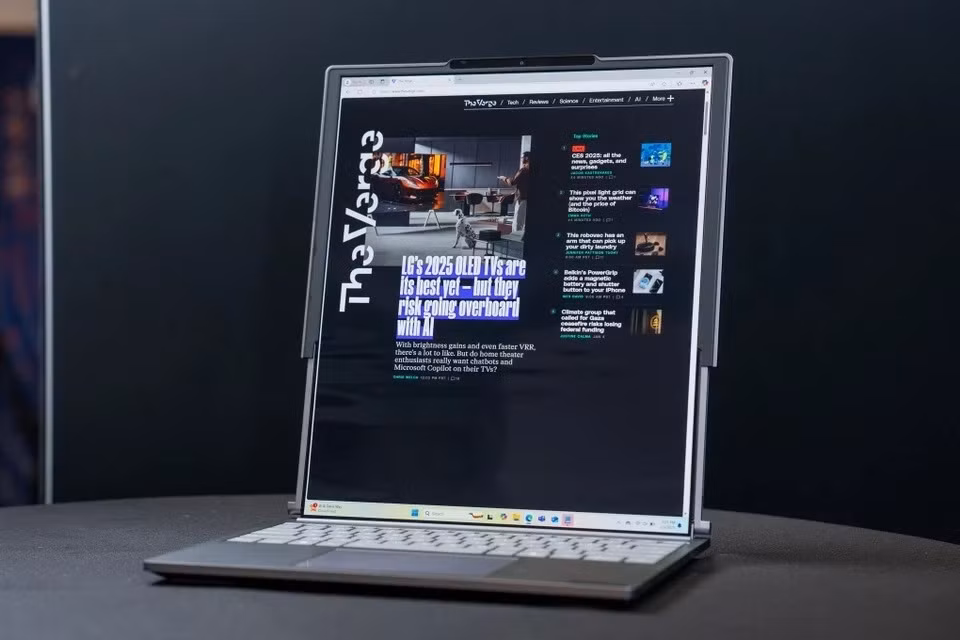 So với những laptop khác tại CES 2025, Lenovo ThinkBook Plus Gen 6 gây chú ý với khả năng mở rộng màn hình theo cơ chế cuộn, có thể kích hoạt bằng nút bấm trên bàn phím. Thiết bị dự kiến bán trong quý I với giá 3.500 USD. Ảnh: The Verge.