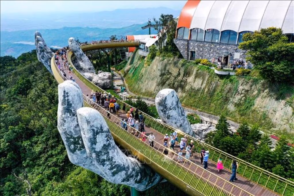 Cầu Vàng điểm nhấn độc đáo của Khu du lịch Sun World Ba Na Hills. Ảnh: Trần Lê Lâm/TTXVN