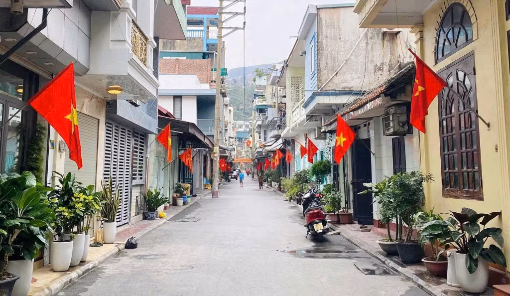 Trên địa bàn TP Cẩm Phả, tất cả các tuyến đường, ngõ xóm đều được treo cờ rực rỡ chào năm mới.