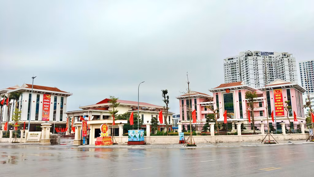 Khu vực Thành ủy, UBND TP Hạ Long được trang hoàng rực rỡ với pano, áp-phích, cụm biểu trưng mừng Đảng, mừng Xuân và cờ hoa rực rỡ.