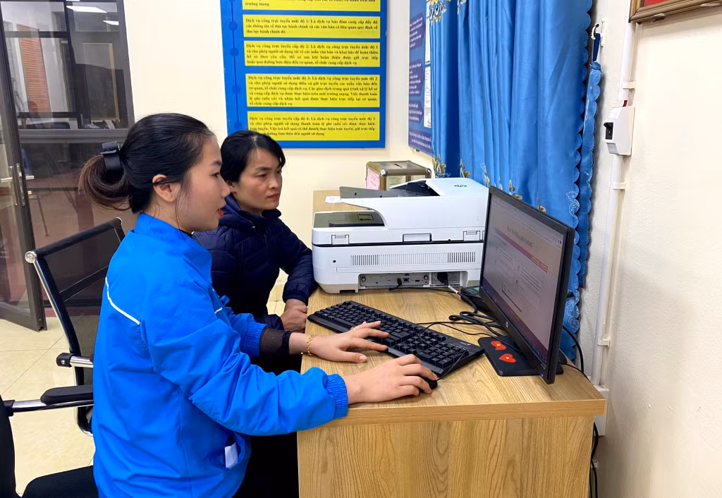 ĐVTN xã Cẩm La (TX Quảng Yên) hỗ trợ hướng dẫn người dân nộp TTHC qua dịch vụ công trực tuyến.