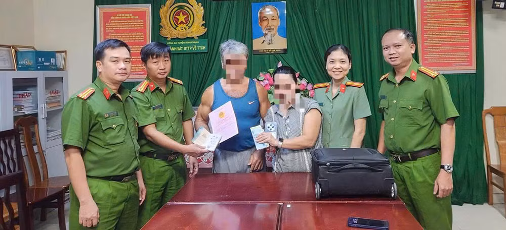 Công an tổ chức trao trả phần tài sản thu hồi được cho ông N. Ảnh: Công an cung cấp