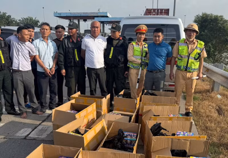 Để qua mắt lực lượng chức năng, các đối tượng sử dụng xe dịch vụ để vận chuyển pháo lậu.